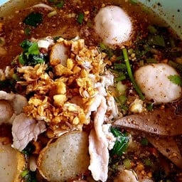 เส้นหมี่ต้มยำ หมูสด หมูสับ ตับ ปลาแผ่น ลูกชิ้น