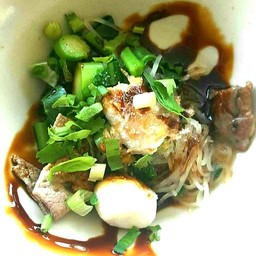 เส้นหมี่ หมูสด ตับ ลูกชิ้น หมุตุ๋น แห้ง