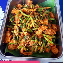 ผัดพริกแกงหมูกรอบ