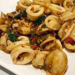 กะเพราปลาหมึก (กับข้าว)