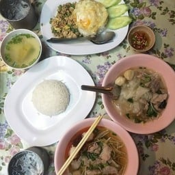 ชายสี่หมี่เกี๊ยว เมืองภูเก็ต สนามบินนานาชาติภูเก็ต