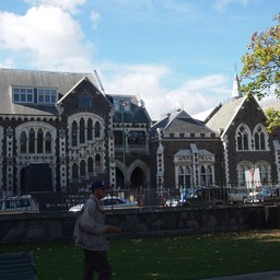 Art Center และ โรงละคร ตรงข้ามถนนกับสวนพฤกษศาสตร์