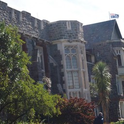 ตัวอาคาร College ข้างๆสวน