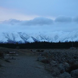 วิวริมทะเลสาบช่วงค่ำ