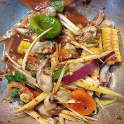 ยำมะม่วงหอยนางรมไข่แดงเค็ม