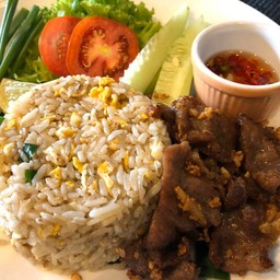 ข้าวผัดเนื้อกระเทียม