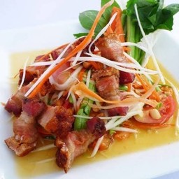 ส้มตำไทยใส่หมูกรอบ