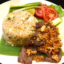 ข้าวผัดหมูกระเทียม