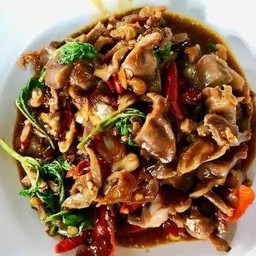 กะเพราเครื่องในไก่