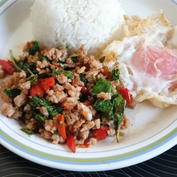 ข้าวกระเพราหมูไข่ดาว