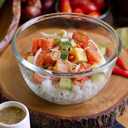 ข้าวหน้ายำแซลม่อนและปูอัด