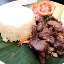 ข้าวหมูกระเทียมพริกไทย