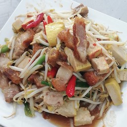 ผัดถั่วงอกเต้าหู้หมูกรอบ