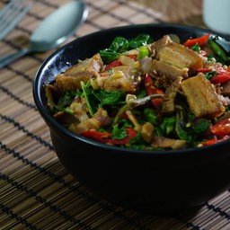 ข้าวกะเพราหมูกรอบเบคอนหม้อดิน