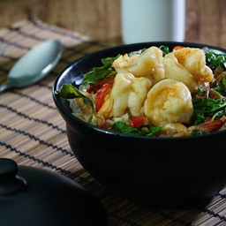 ข้าวกะเพรากุ้งเบคอนหม้อดิน