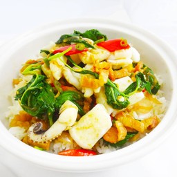 ข้าวกระเพราปลาหมึกเบคอนหม้อดิน