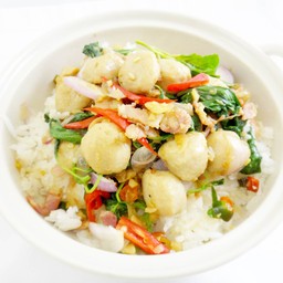 ข้าวกระเพราลูกชิ้นปลาเบคอนหม้อดิน