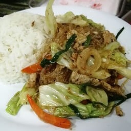 ผัดวุ้นเส้นหมูราดข้าว