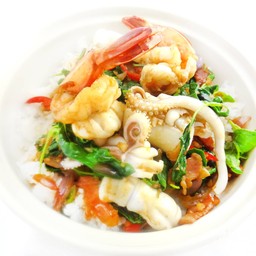 ข้าวกระเพราทะเลเบคอนหม้อดิน