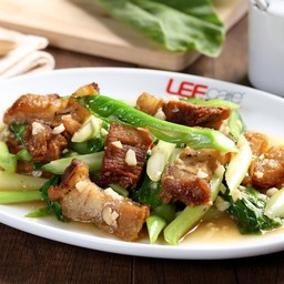 ผัดคะน้าหมูกรอบ