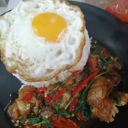 กระเพราหมูกรอบ