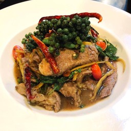 เนื้อเซอร์ลอยน์ผัดฉ่า