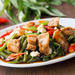 ผัดผักบุ้งไฟแดงหมูกรอบ