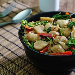 ข้าวกะเพราลูกชิ้นปลาเบคอนหม้อดิน