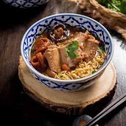 ก๋วยเตี๋ยวซี่โครงหมูตุ๋น