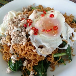 ผัดมาม่าหมูสับ