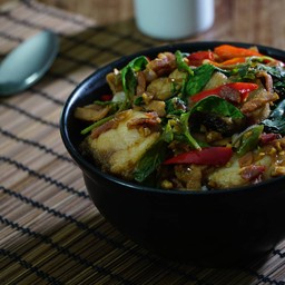 ข้าวกะเพราปลากระพงเบคอนหม้อดิน