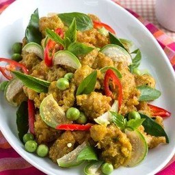 ข้าวราดไก่กรอบ ผัดแกงเขียวหวานแห้ง