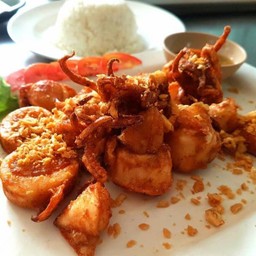 ปลาหมึกไข่ทอดกระเทียม Cuttlefish eggs with crispy garloc (จานละ 2 ตัว)