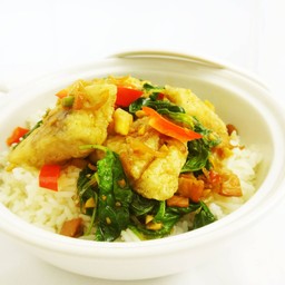 ข้าวกระเพราปลากระพงเบคอนหม้อดิน