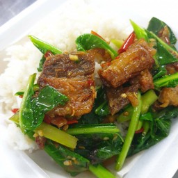 ข้าวผัดคะน้าหมูกรอบ