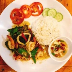 ทะเลผัดฉ่าราดข้าว