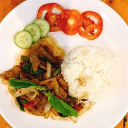 ผัดกระเพราราดข้าว(หมู, หมูสับ)