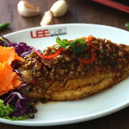 ปลากระพงบราวน์ซอสพริกกระเทียม (1/2 ตัว)