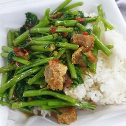 ข้าวผัดผักบุ้งหมูกรอบ