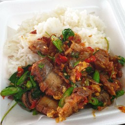 ข้าวผัดกระเพราหมูกรอบ