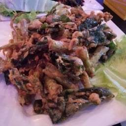 Zuds bar (ซู๊ดส์บาร์ ตลาดมหาเทพ)