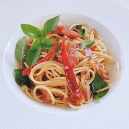 [อร่อยซ่ากับโค้ก] สปาเก็ตตี้ผัดพริกแห้งเบค่อน +  โค้ก ออริจินัล (กระป๋อง) 