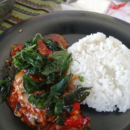 ข้าวกระเพราปลากระป๋อง