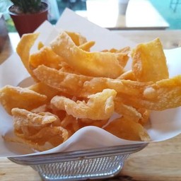 โรตีฟราย ราดนม (Fried Roti with Condensed Milk)