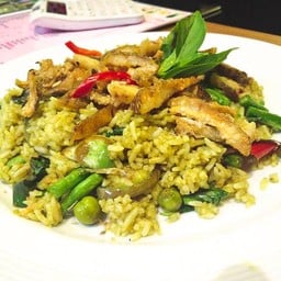 ข้าวผัดแกงเขียวหวานปลาสลิด