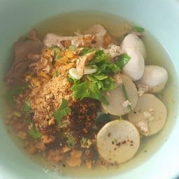 เกาเหลาต้มยำ หมูสด หมูสับ ตับ ปลาแผ่น ลูกชิ้น