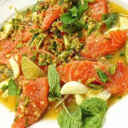 ยำแซลมอน