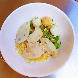 ก๋วยเตี๋ยว แห้ง ลูกชิ้นปลา