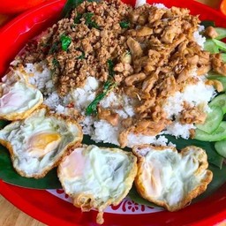 กะเพราราดข้าวจัมโบ้xไข่ดาว4ฟอง