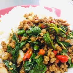 กะเพราหมูสับราดข้าวอิ่มง่ายสบายพุง